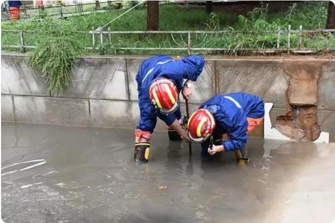 麒麟?yún)^(qū)遭暴雨突襲|部分道路積水嚴(yán)重，消防緊急排澇解憂
